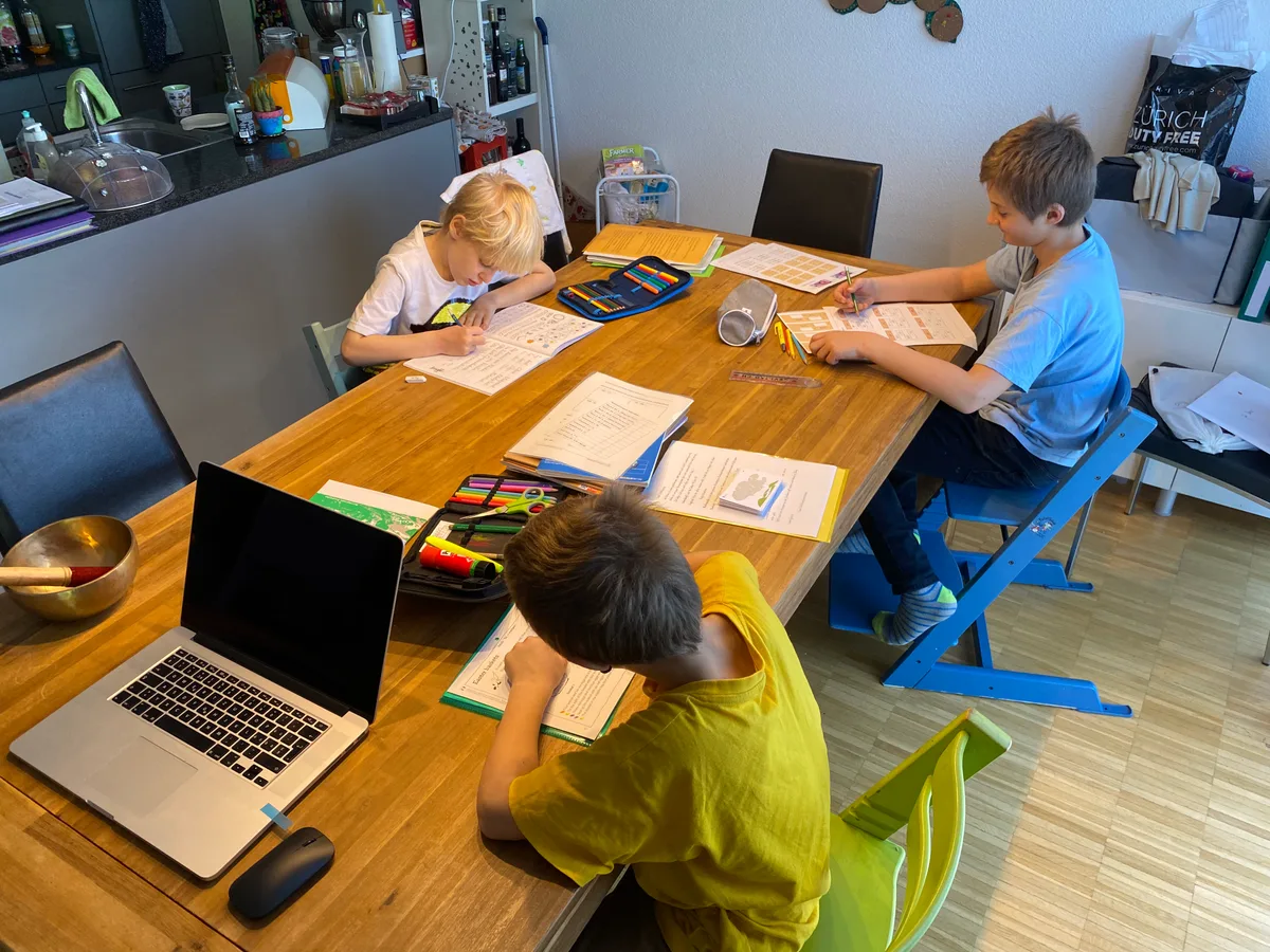 Die Kinder von Sandro Guidarelli aus Rüti beim Homeschooling 